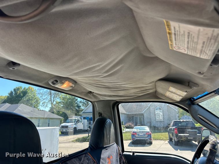 image for item ET3447 2004 Ford F350 Super Duty XL utility bed pickup truck