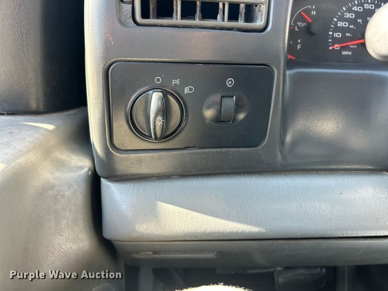 image for item ET3447 2004 Ford F350 Super Duty XL utility bed pickup truck