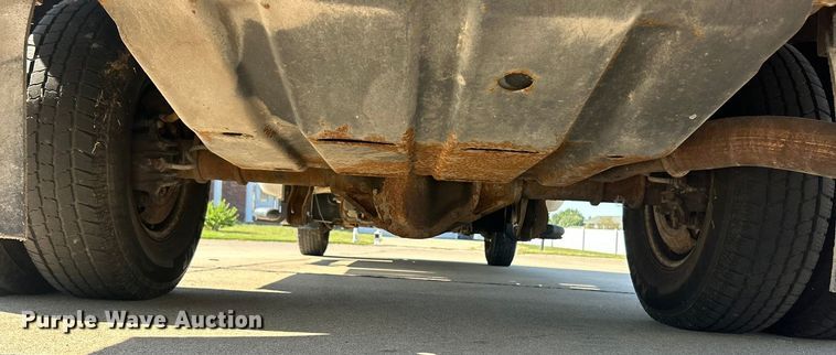 image for item ET3447 2004 Ford F350 Super Duty XL utility bed pickup truck