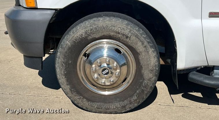 image for item ET3447 2004 Ford F350 Super Duty XL utility bed pickup truck