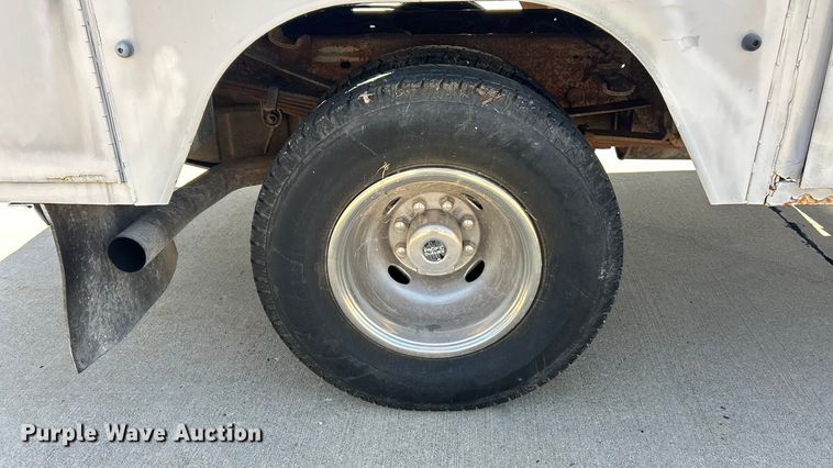 image for item ET3447 2004 Ford F350 Super Duty XL utility bed pickup truck