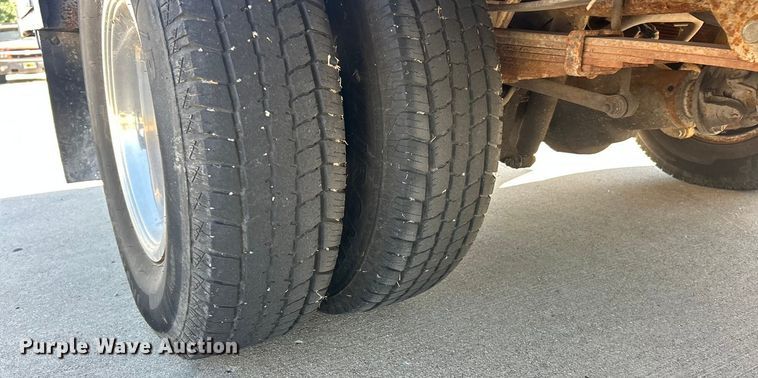 image for item ET3447 2004 Ford F350 Super Duty XL utility bed pickup truck