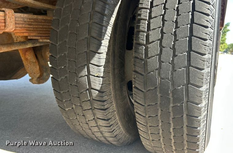 image for item ET3447 2004 Ford F350 Super Duty XL utility bed pickup truck