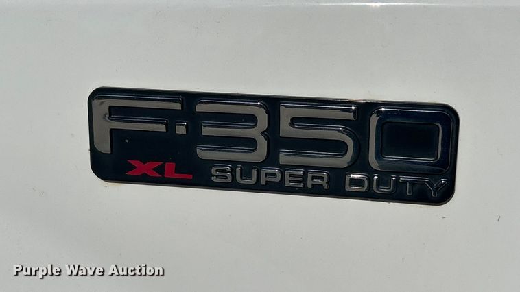 image for item ET3447 2004 Ford F350 Super Duty XL utility bed pickup truck