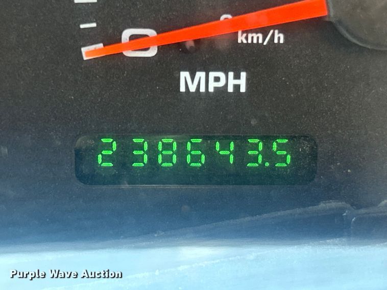 image for item ET3447 2004 Ford F350 Super Duty XL utility bed pickup truck