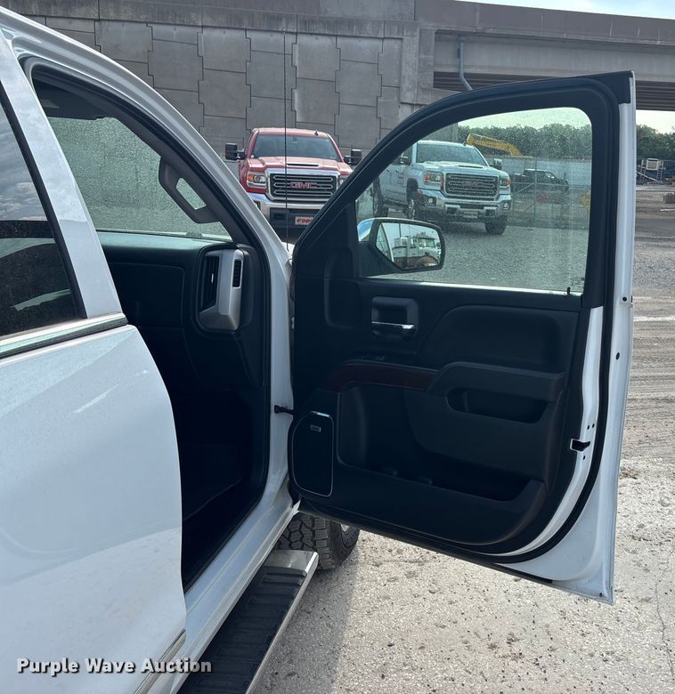 image for item ET4521 2017 GMC Sierra 1500 Crew Cab pickup truck