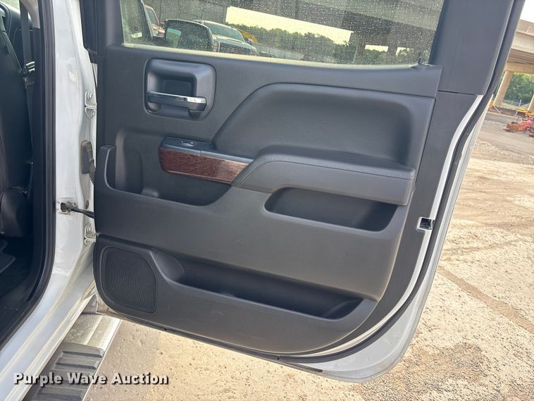 image for item ET4521 2017 GMC Sierra 1500 Crew Cab pickup truck