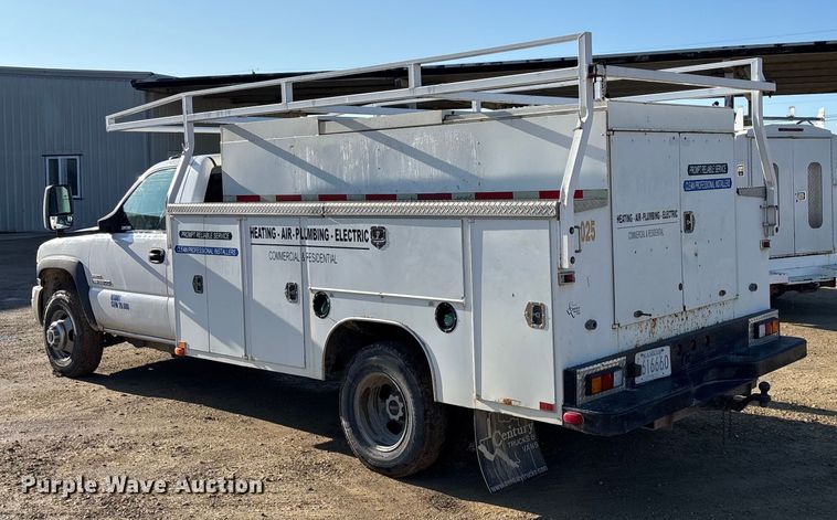 image for item ET4649 2007 GMC Sierra 3500HD utility bed pickup truck