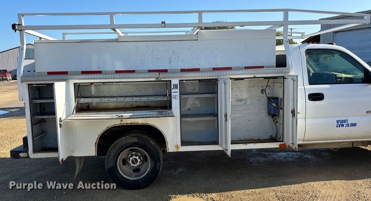 image for item ET4649 2007 GMC Sierra 3500HD utility bed pickup truck