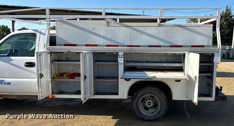 image for item ET4649 2007 GMC Sierra 3500HD utility bed pickup truck