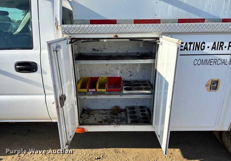 image for item ET4649 2007 GMC Sierra 3500HD utility bed pickup truck