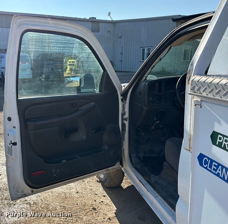 image for item ET4649 2007 GMC Sierra 3500HD utility bed pickup truck