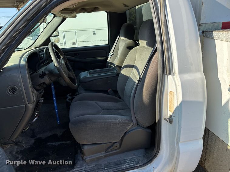 image for item ET4649 2007 GMC Sierra 3500HD utility bed pickup truck