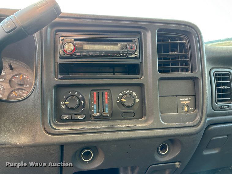 image for item ET4649 2007 GMC Sierra 3500HD utility bed pickup truck