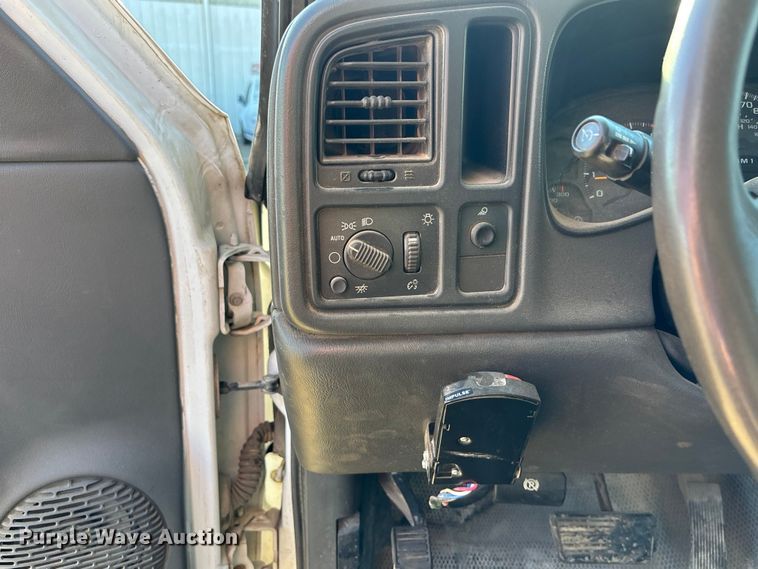 image for item ET4649 2007 GMC Sierra 3500HD utility bed pickup truck