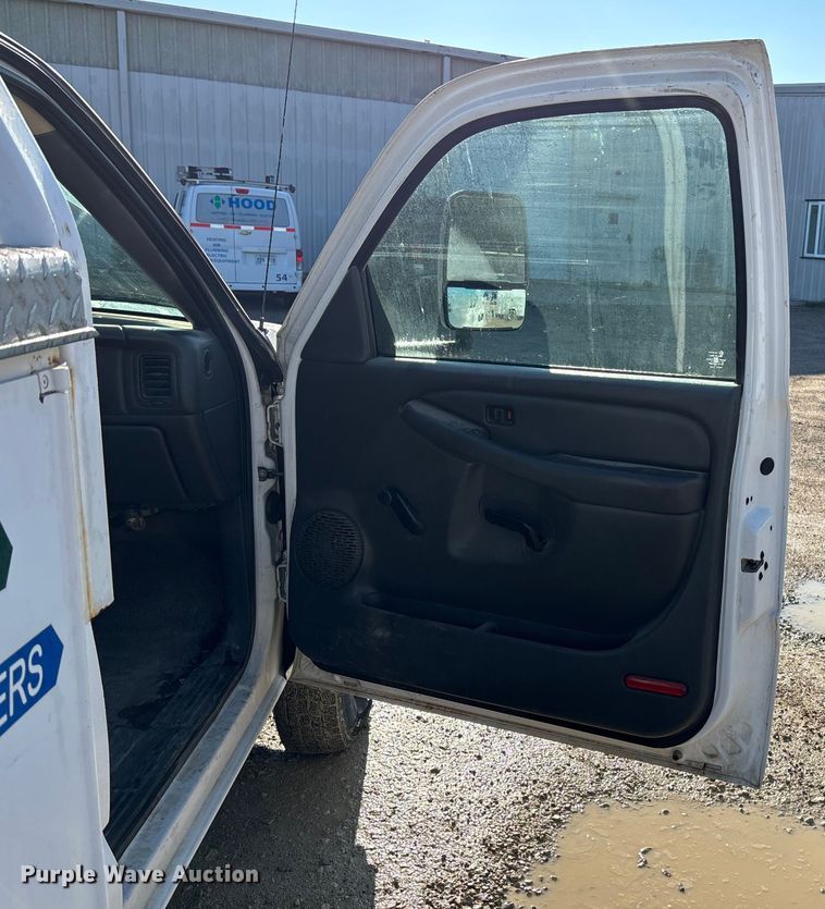 image for item ET4649 2007 GMC Sierra 3500HD utility bed pickup truck