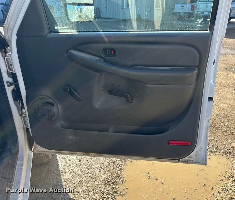 image for item ET4649 2007 GMC Sierra 3500HD utility bed pickup truck