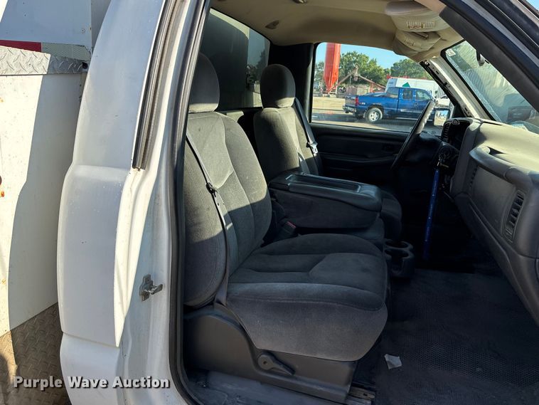 image for item ET4649 2007 GMC Sierra 3500HD utility bed pickup truck