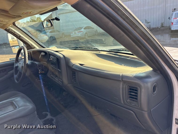 image for item ET4649 2007 GMC Sierra 3500HD utility bed pickup truck