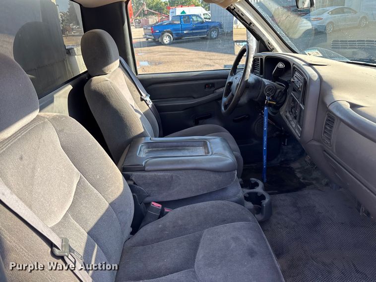 image for item ET4649 2007 GMC Sierra 3500HD utility bed pickup truck