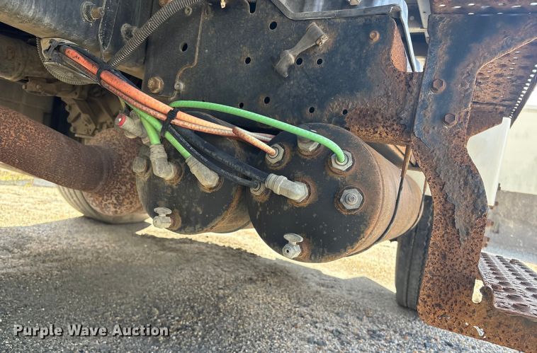 image for item ET8528 2013 International 4300 box truck