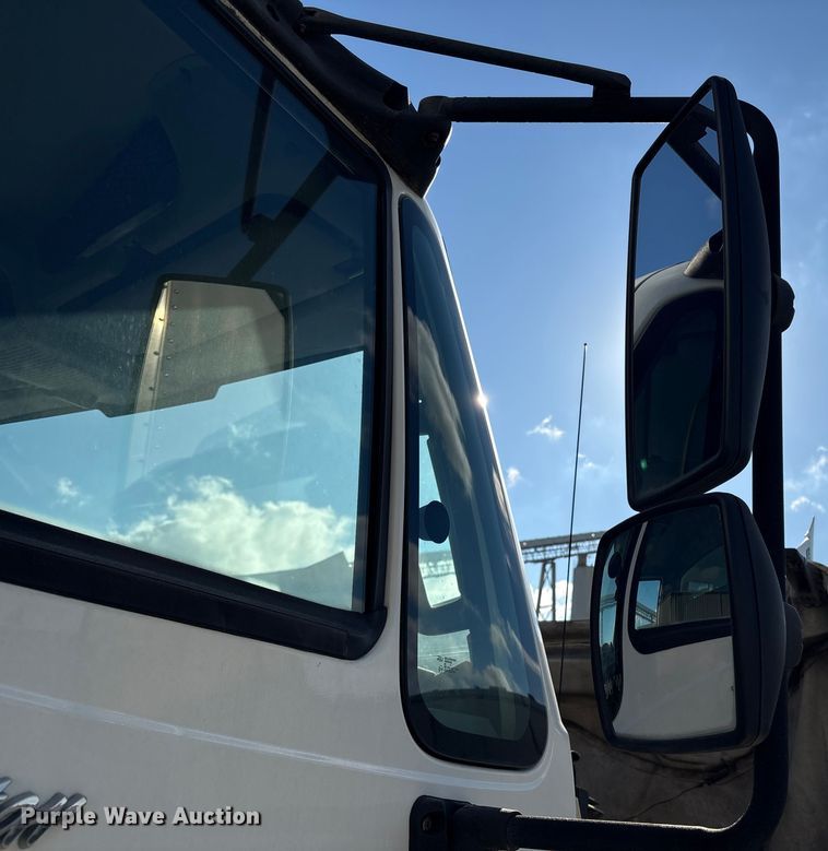 image for item ET8528 2013 International 4300 box truck