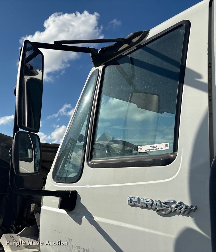 image for item ET8528 2013 International 4300 box truck