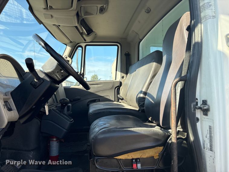 image for item ET8528 2013 International 4300 box truck