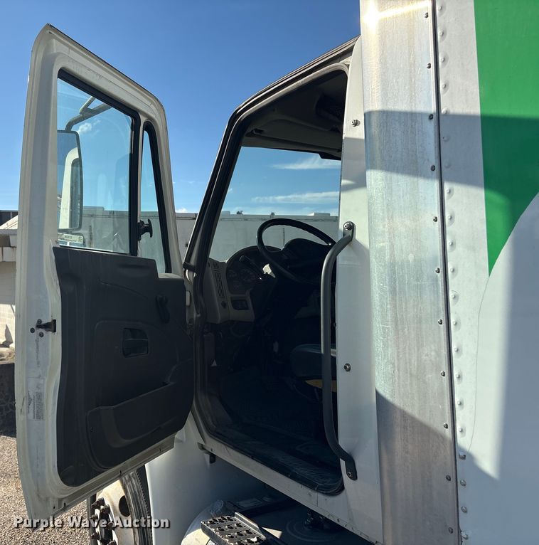 image for item ET8528 2013 International 4300 box truck