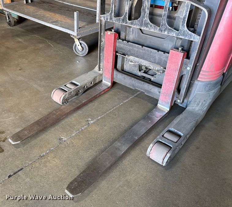 image for item ET8551 2017 Raymond 720-R35TT reach truck