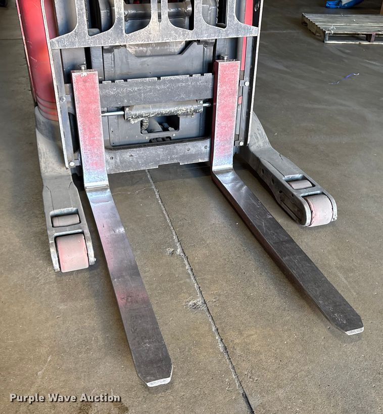 image for item ET8551 2017 Raymond 720-R35TT reach truck