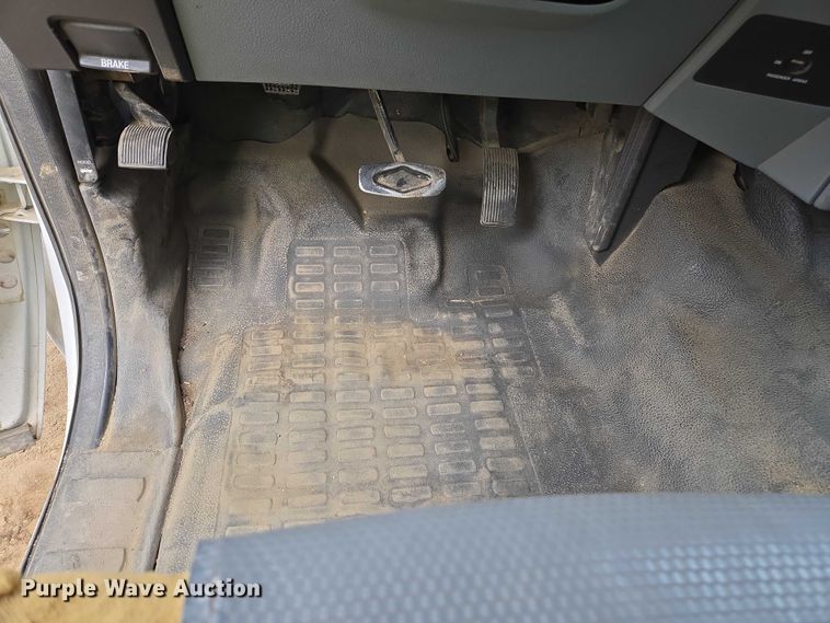 image for item EU2529 2016 Ford F250 Super Duty SuperCab flatbed pickup truck