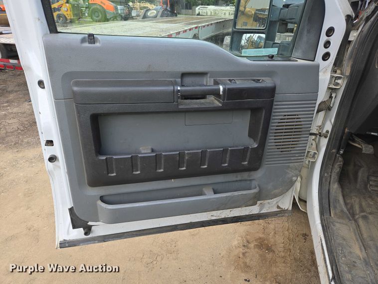 image for item EU2529 2016 Ford F250 Super Duty SuperCab flatbed pickup truck