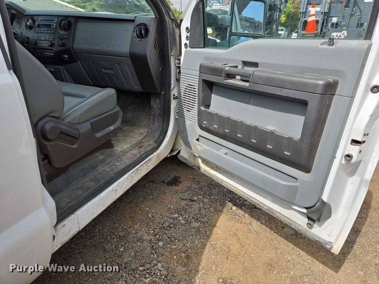 image for item EU2529 2016 Ford F250 Super Duty SuperCab flatbed pickup truck