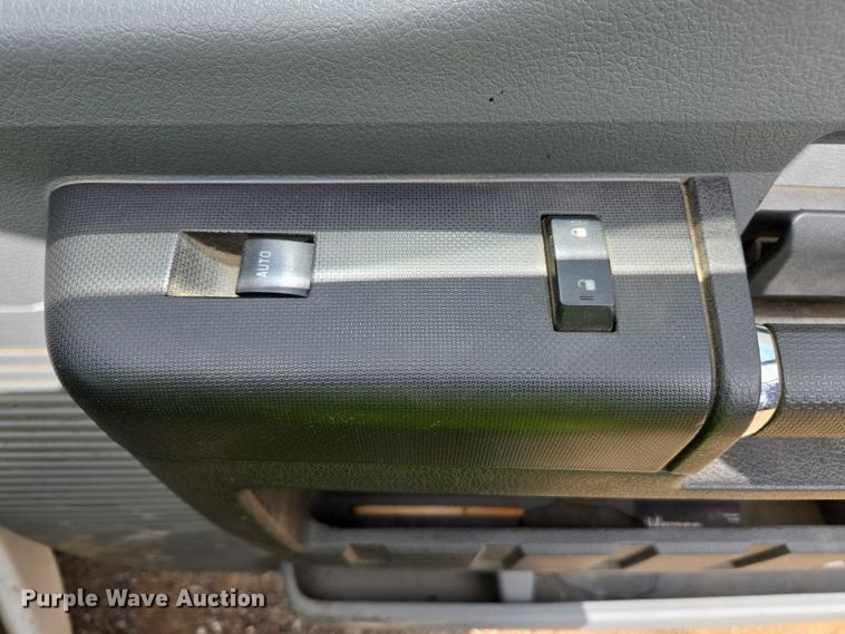 image for item EU2529 2016 Ford F250 Super Duty SuperCab flatbed pickup truck