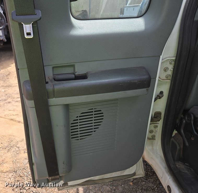 image for item EU2529 2016 Ford F250 Super Duty SuperCab flatbed pickup truck