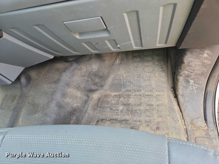 image for item EU2529 2016 Ford F250 Super Duty SuperCab flatbed pickup truck