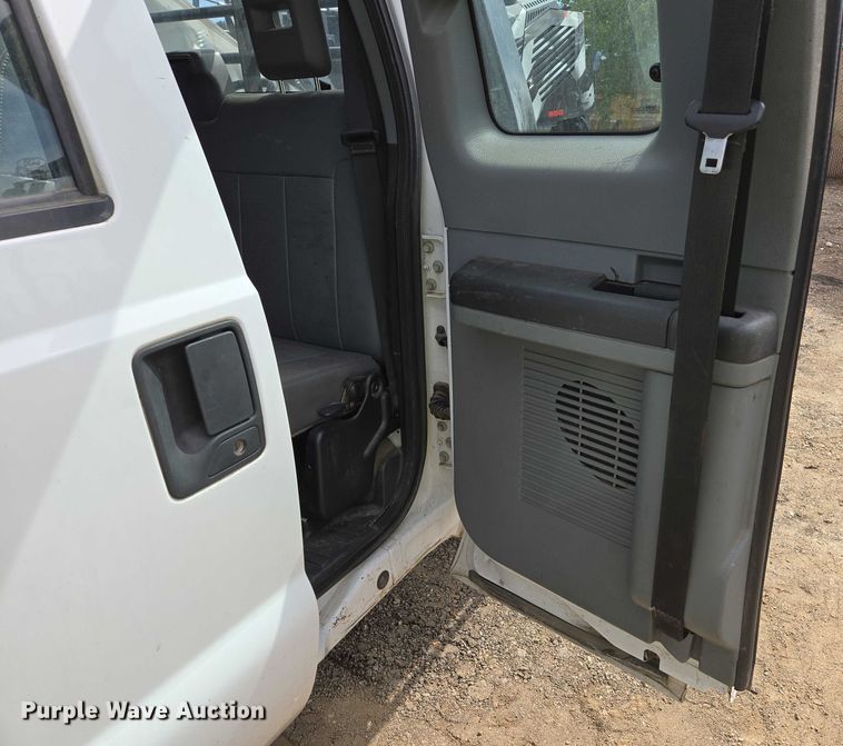 image for item EU2529 2016 Ford F250 Super Duty SuperCab flatbed pickup truck