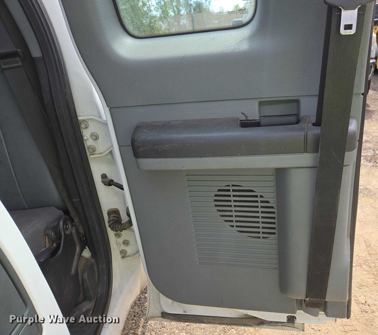 image for item EU2529 2016 Ford F250 Super Duty SuperCab flatbed pickup truck