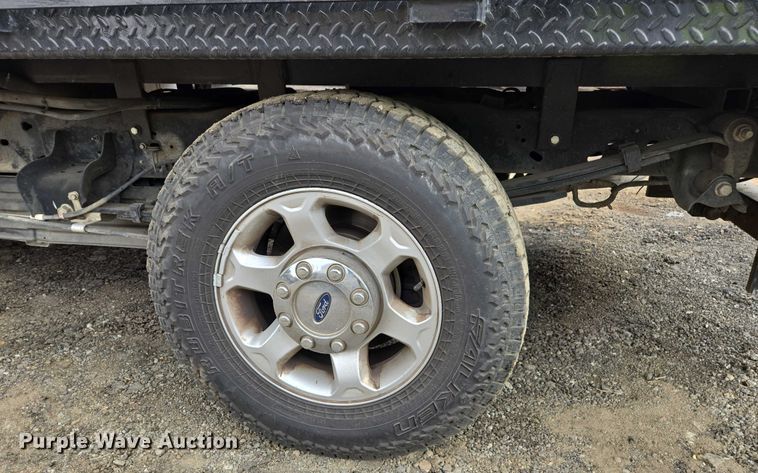 image for item EU2529 2016 Ford F250 Super Duty SuperCab flatbed pickup truck