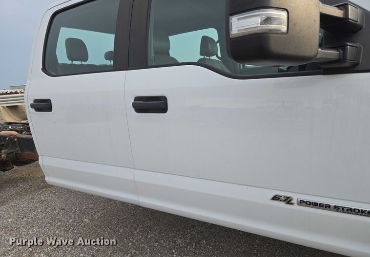 image for item EU3692 2019 Ford F-550 Crew Cab truck cab and chassis