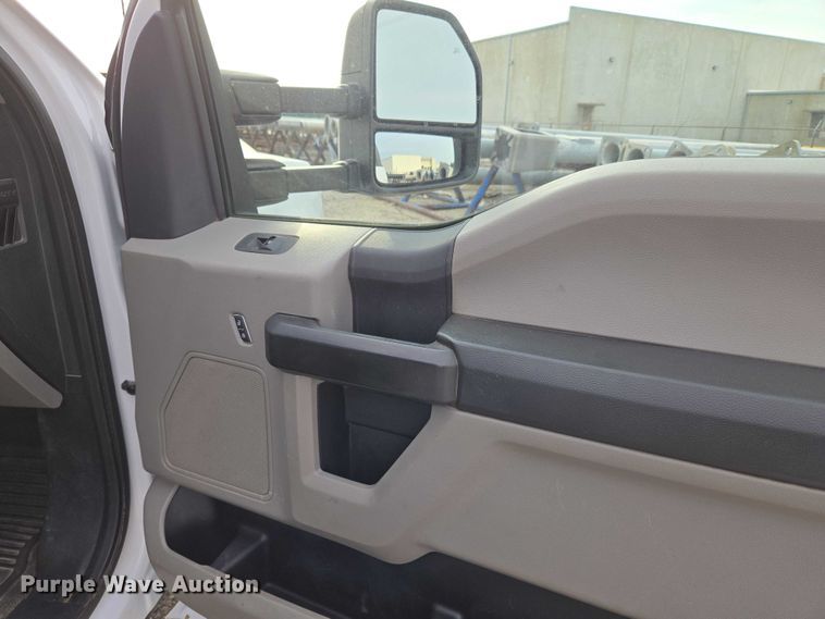 image for item EU3692 2019 Ford F-550 Crew Cab truck cab and chassis