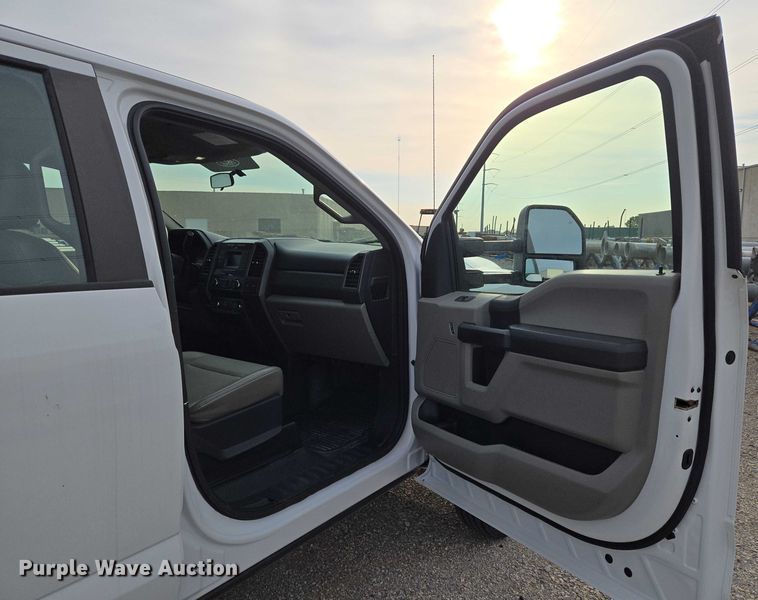 image for item EU3692 2019 Ford F-550 Crew Cab truck cab and chassis