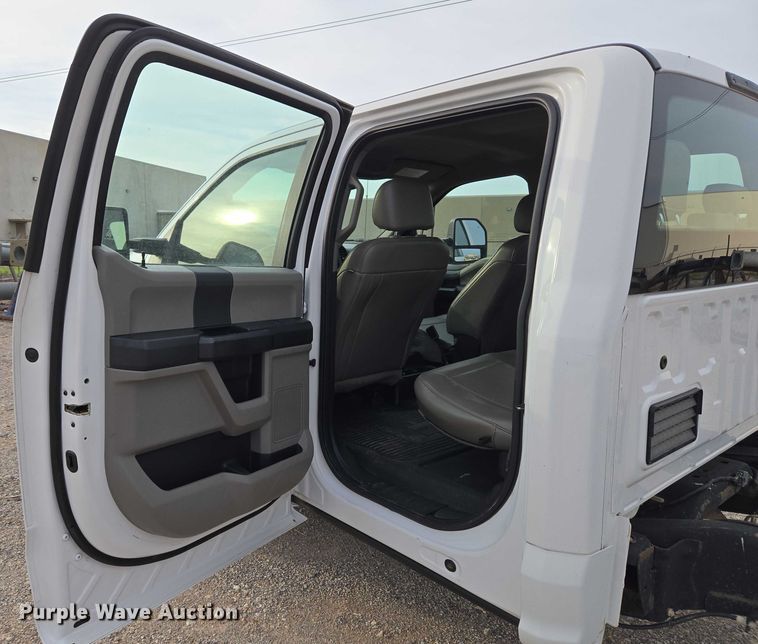 image for item EU3692 2019 Ford F-550 Crew Cab truck cab and chassis