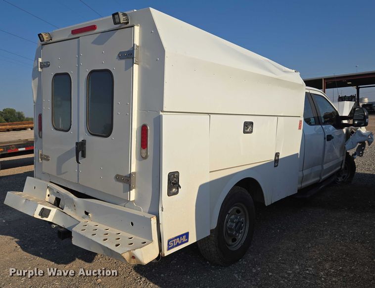 image for item EU3721 2019 Ford F250 Super Duty SuperCab utility bed pickup truck