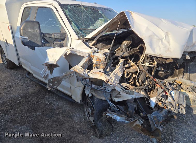 image for item EU3721 2019 Ford F250 Super Duty SuperCab utility bed pickup truck