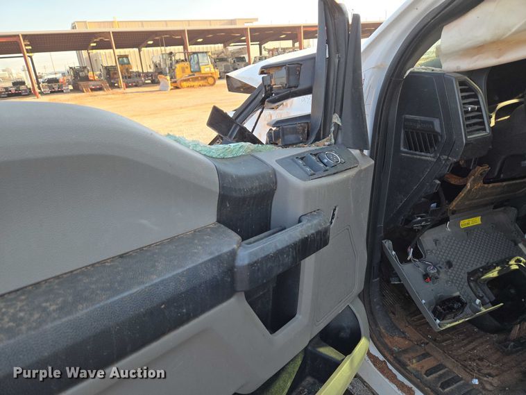 image for item EU3721 2019 Ford F250 Super Duty SuperCab utility bed pickup truck