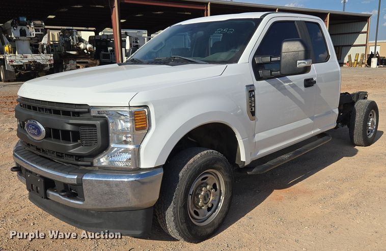 image for item EU3733 2020 Ford F250 Super Duty SuperCab pickup truck cab and chassis