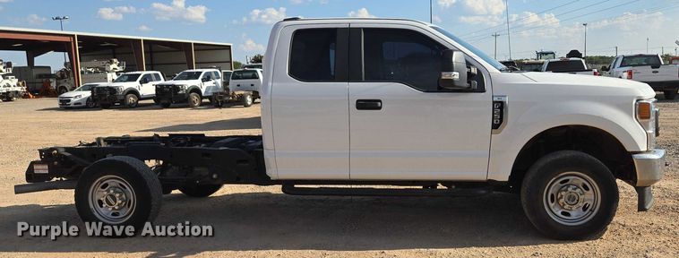 image for item EU3733 2020 Ford F250 Super Duty SuperCab pickup truck cab and chassis