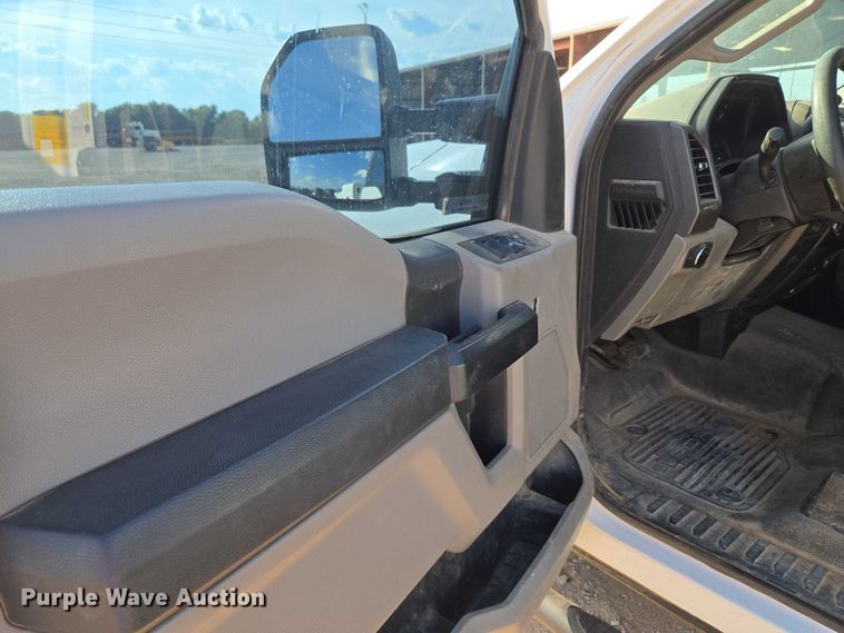 image for item EU3733 2020 Ford F250 Super Duty SuperCab pickup truck cab and chassis